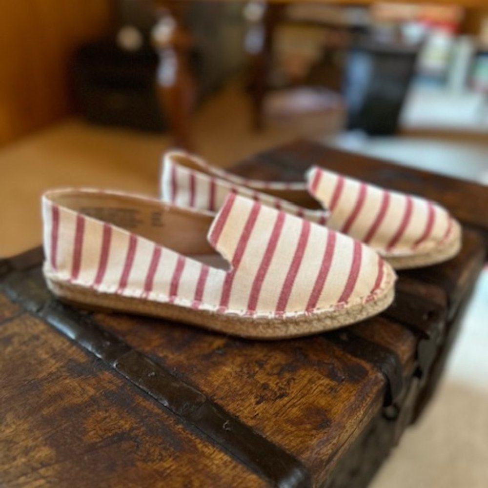 TIME AND TRUE Ivory and Red Nautical flat espadrilles – 8 ½